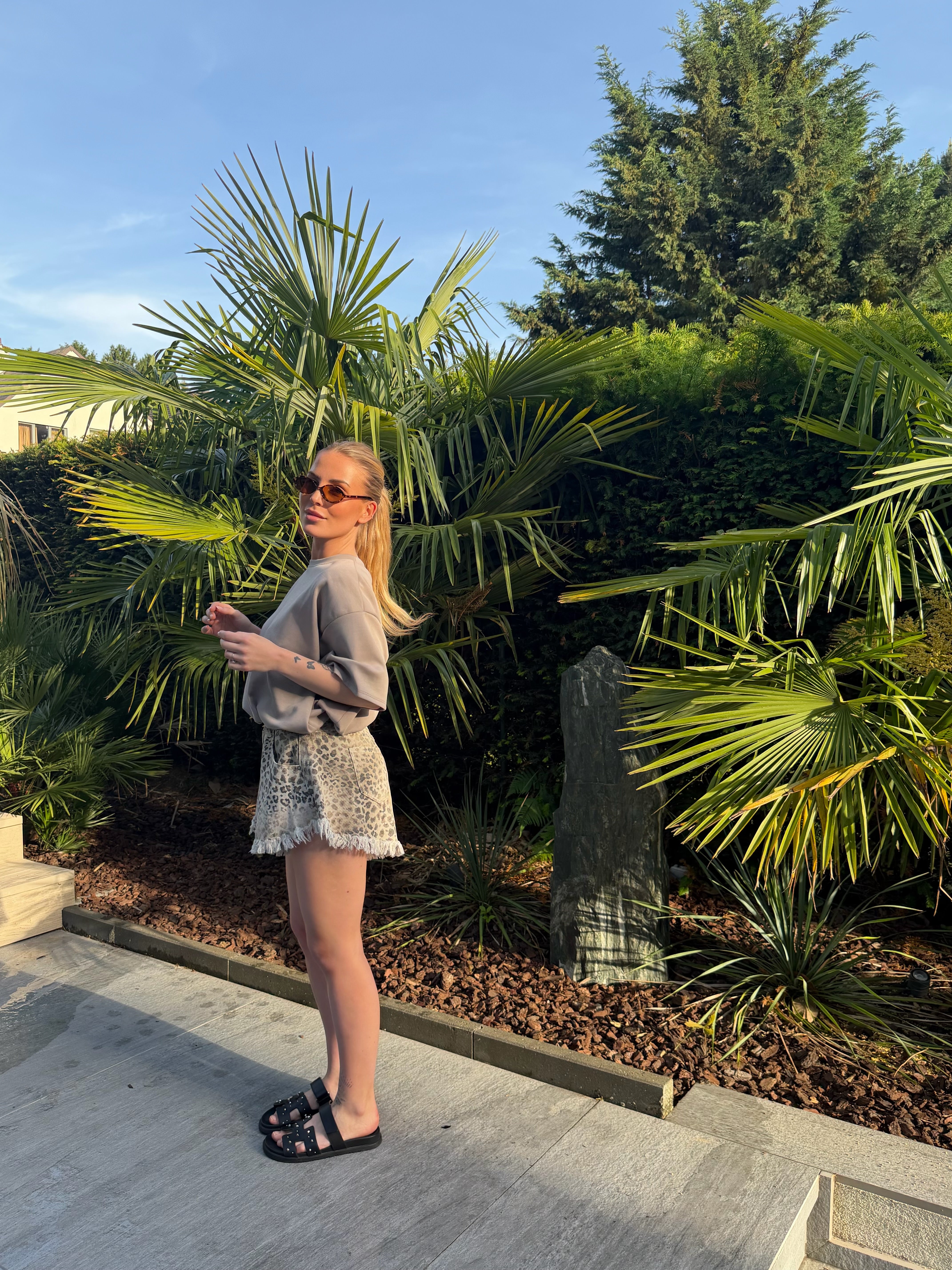 Short en jeans panthère