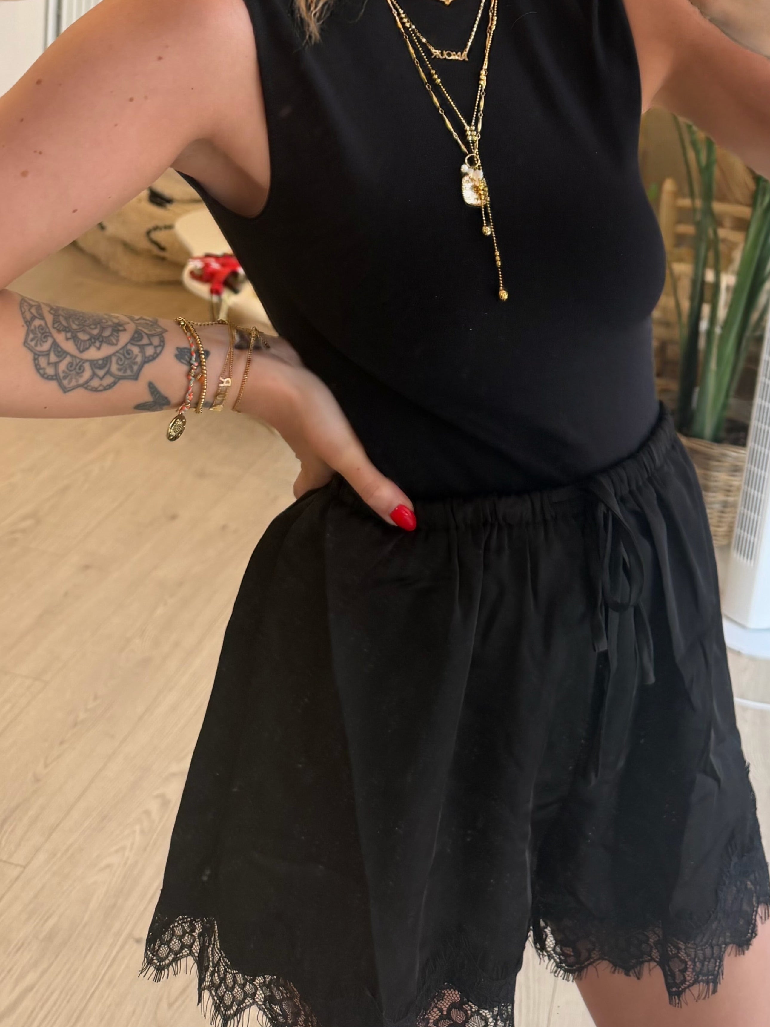 Short en dentelle noir